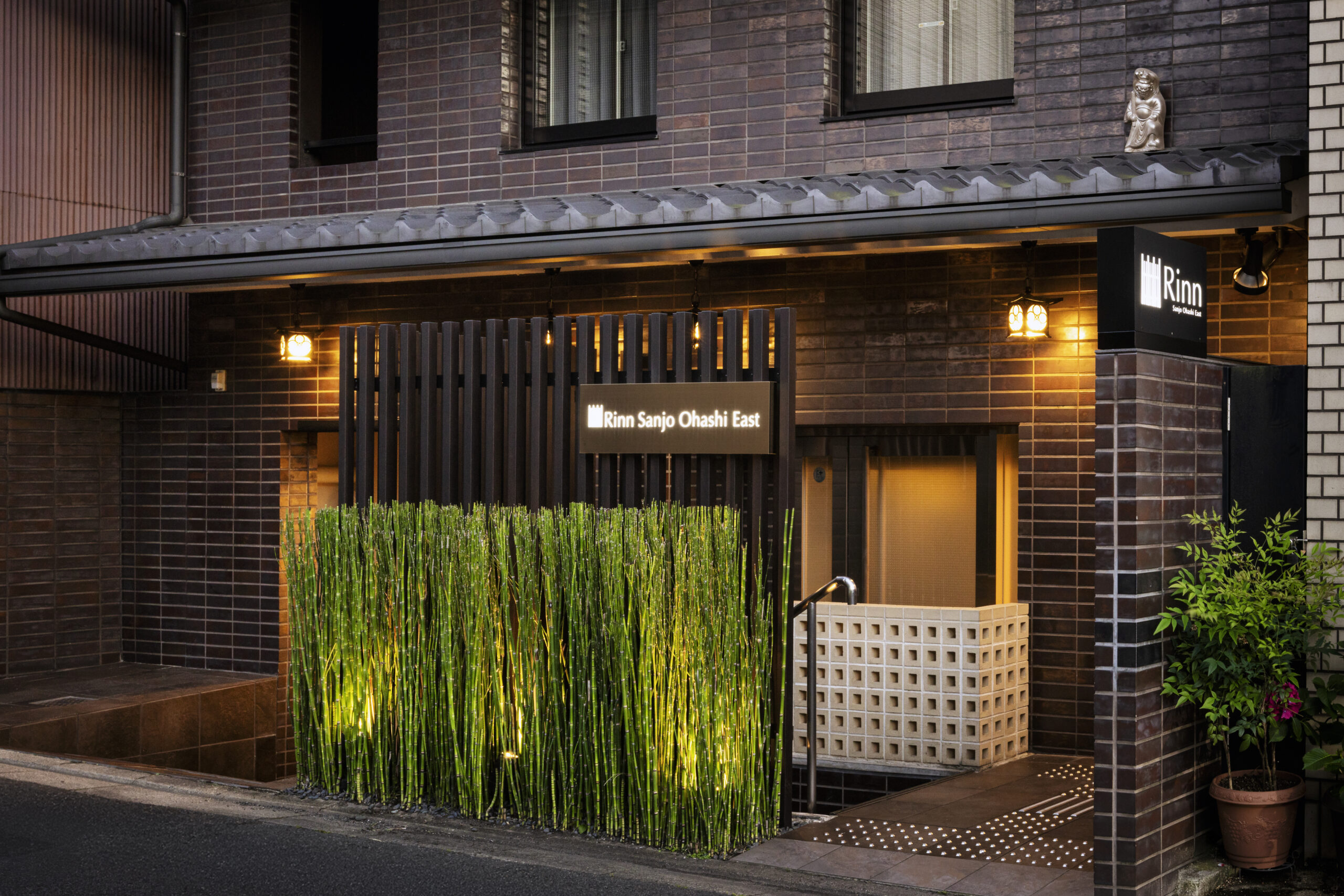「Rinn Sanjo Ohashi East」のサムネイル画像